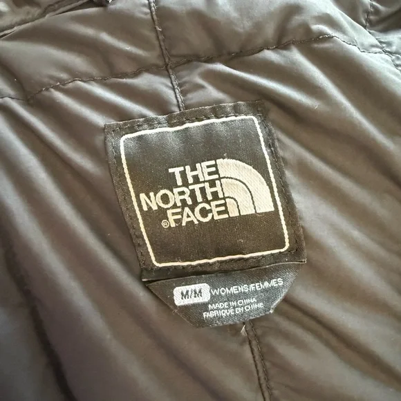 The North Face Women's Classic Black Puffer Coat - Picture 4 of 4